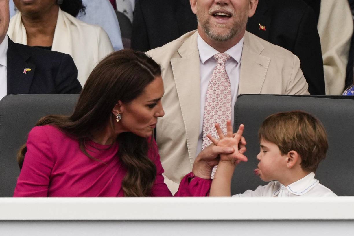 Louis, el hijo menor de los duques de Cambridge se ha convertido en el gran protagonista de los festejos por el Jubileo de Platino de su bisabuela, la reina Isabel II, con sus gestos de cansancio o asombro mientras contemplaba un desfile militar y asistía a un concierto con sus padres.