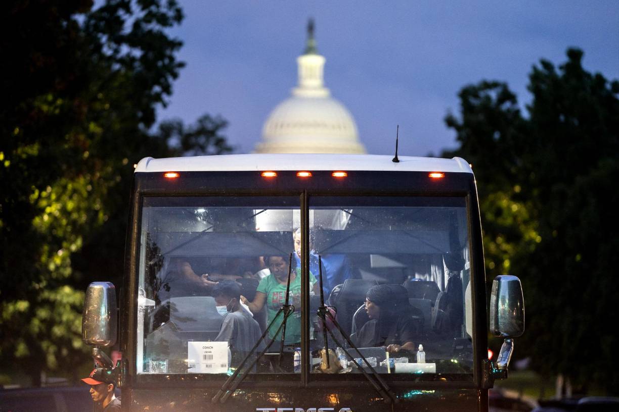 Abbott ha causado controversia por el envío de inmigrantes en autobuses a Nueva York y Washington.