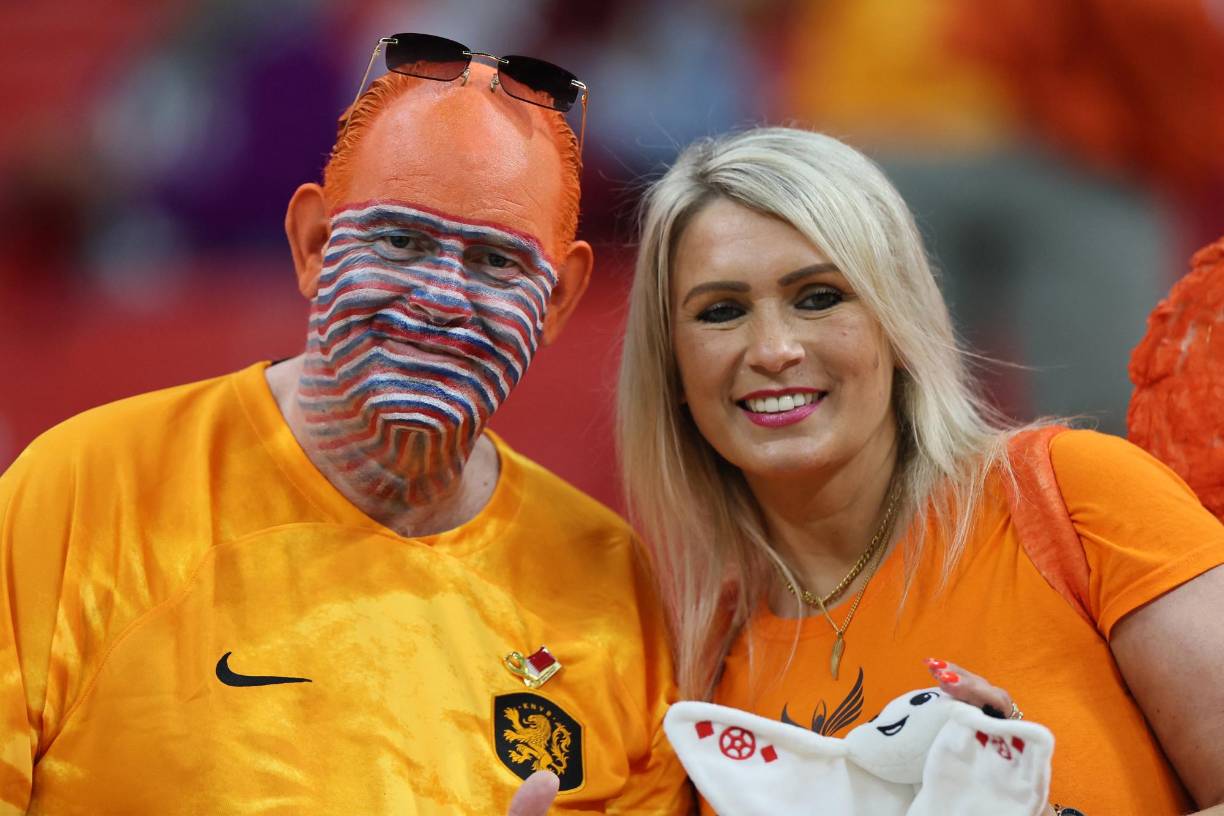 Los aficionados muestran colores muy diversos y representativos de su país. 