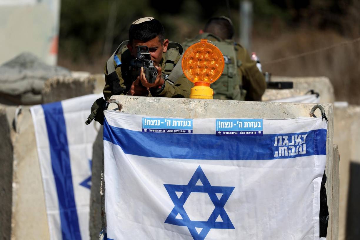 A esto se añade otra cuestión delicada, los al menos 220 rehenes que siguen cautivos dentro de Gaza, uno de los elementos que habría podido limitar la ofensiva terrestre israelí. 