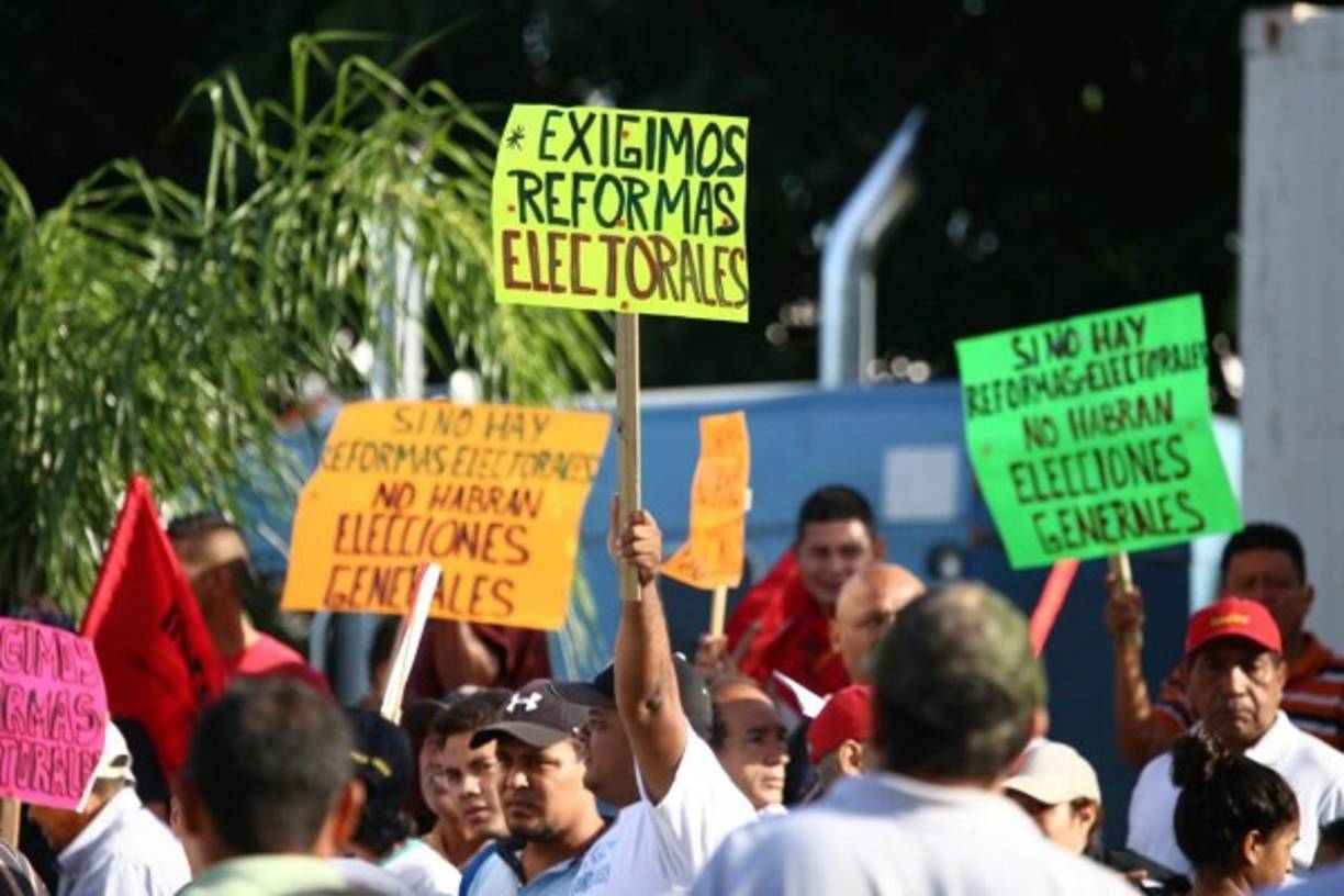 Los manifestantes exigieron reformas electorales.