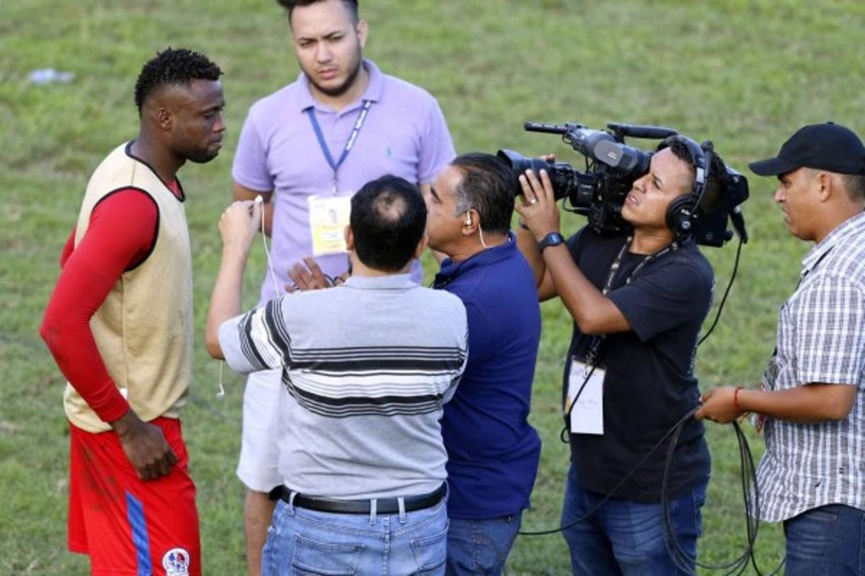 Yustin Arboleda dando declaraciones a los medios al final del partido.
