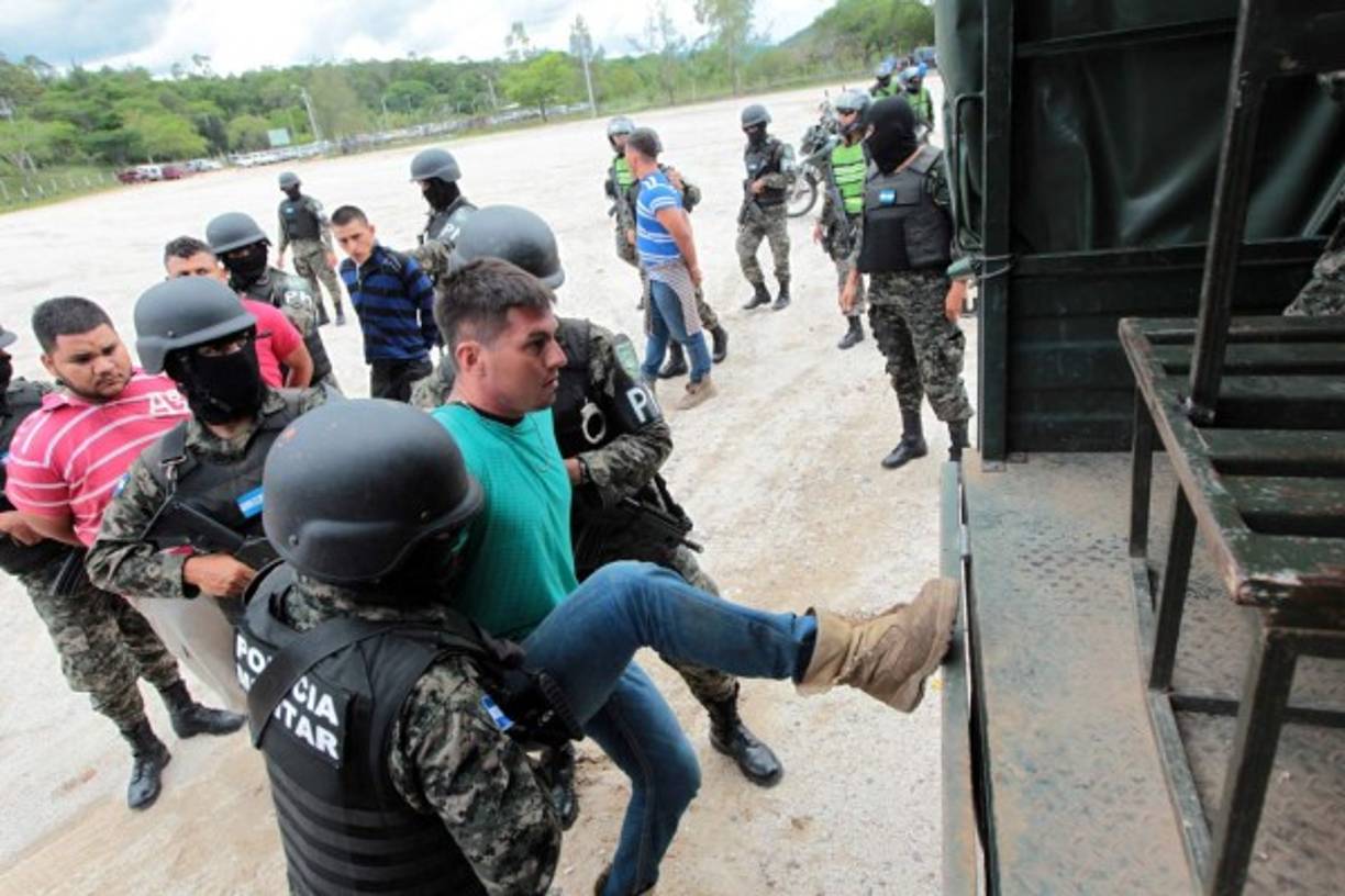 Los hombres fueron trasladados este domingo en dos helicópteros UH-1H.