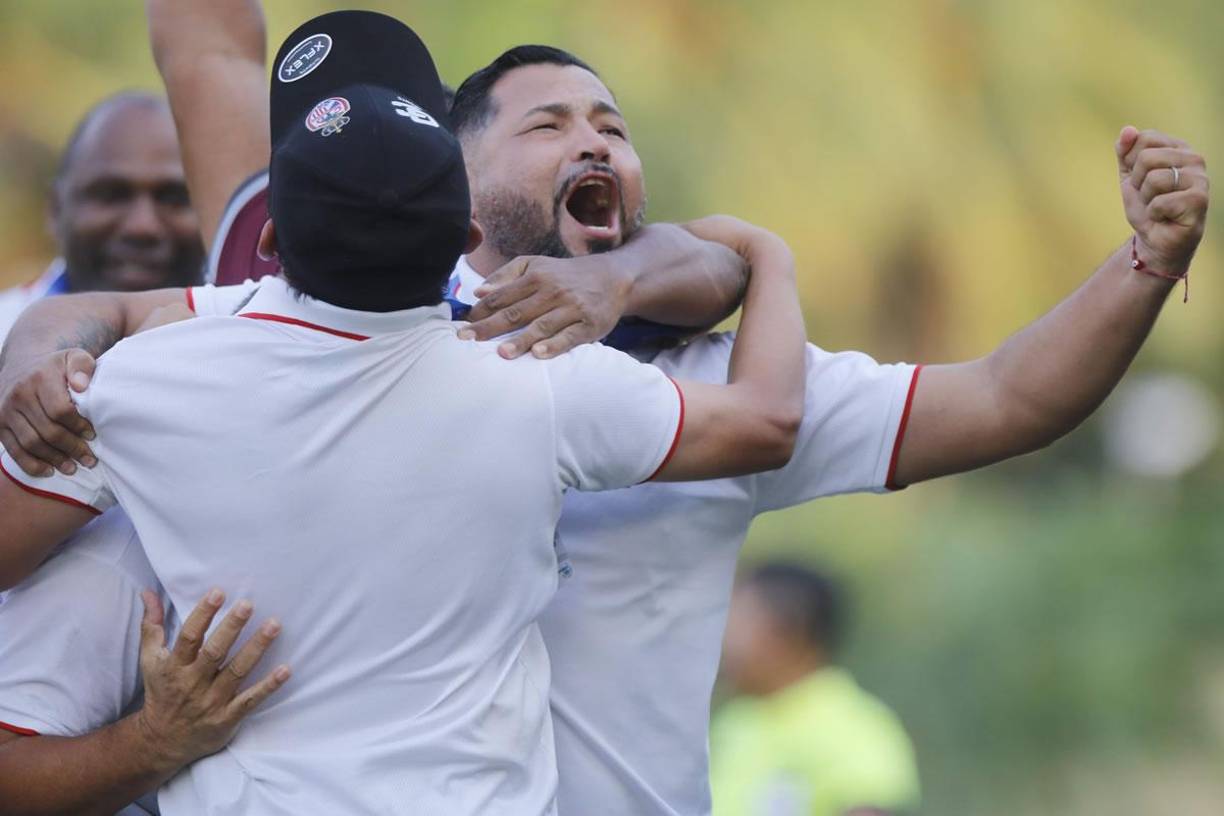 El cuerpo técnico de la Real Sociedad gritó a todo pulmón el gol de Diego Reyes.