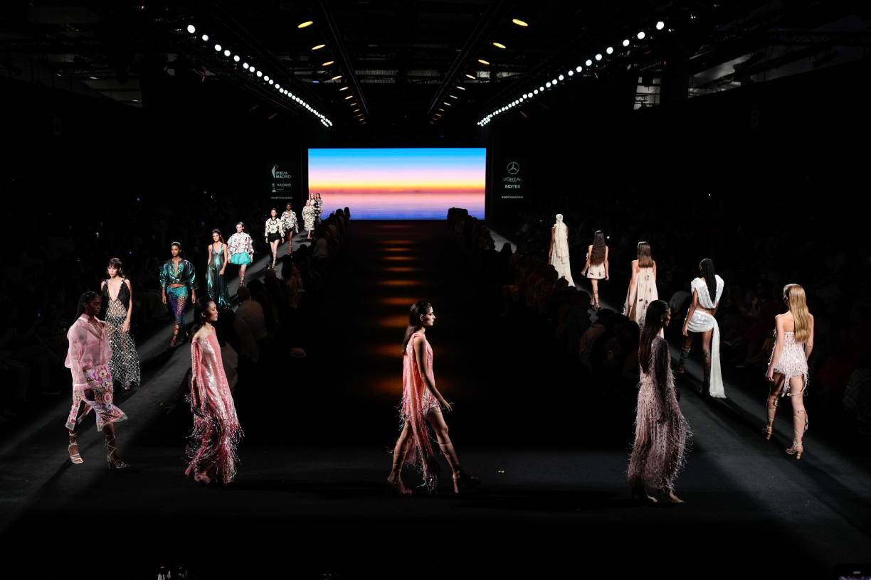 También desfiló Acromatyx, firma que participó por vez primera en febrero de 2024 sobre la pasarela, volvieron con una auténtica declaración de intenciones con su colección 006 Modern Poetry Spring 25. Propuesta minimalista y delicada, en la que el interior de las piezas -costuras, cortes, vivos y forros-, afloran al exterior como prendas concebidas del revés o reversibles.