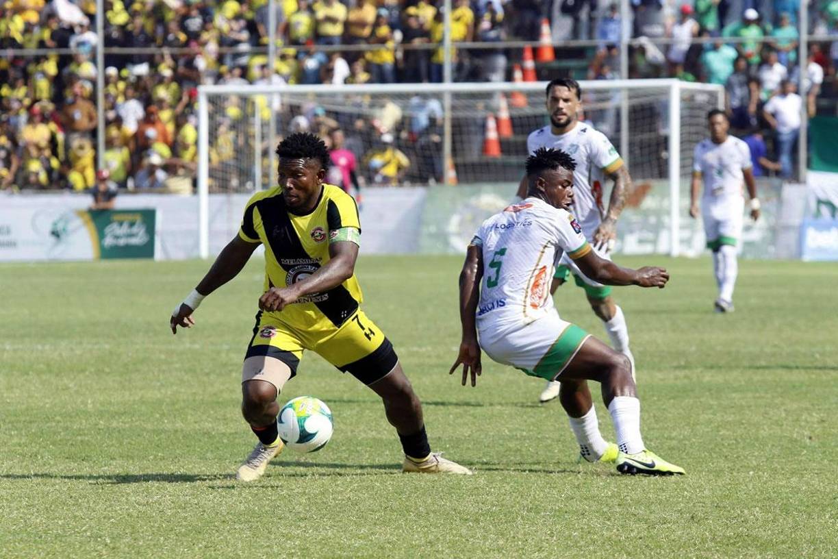 Duelo de capitanes. Franco Güity, del Génesis, superando la marca de Marco Martínez, del Platense.