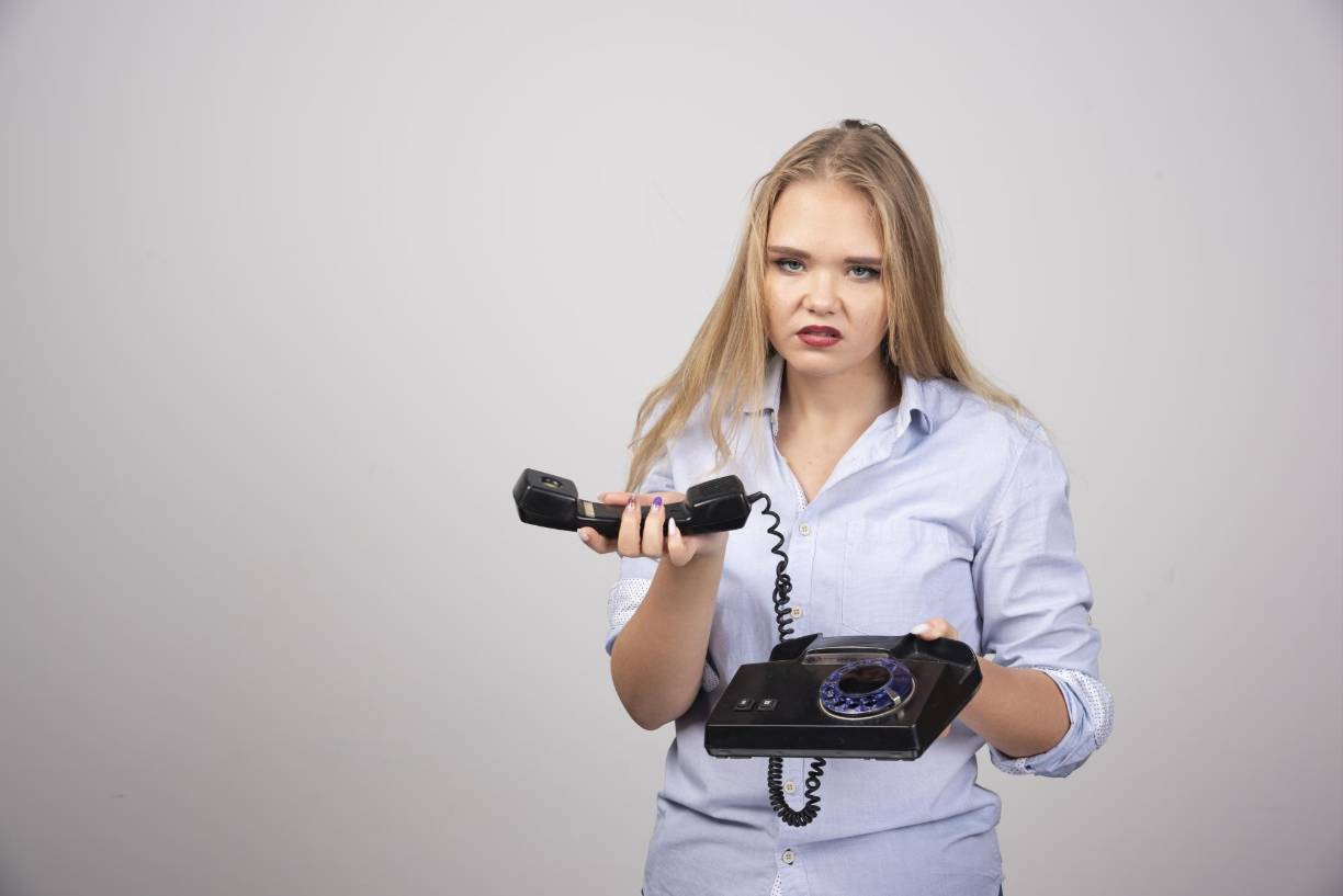 Los estudios también variaron el objetivo de la emoción, por ejemplo, otra persona o un conjunto de circunstancias, así como el contexto de la emoción, como en una entrevista de trabajo o alrededor del enfriador de agua. 