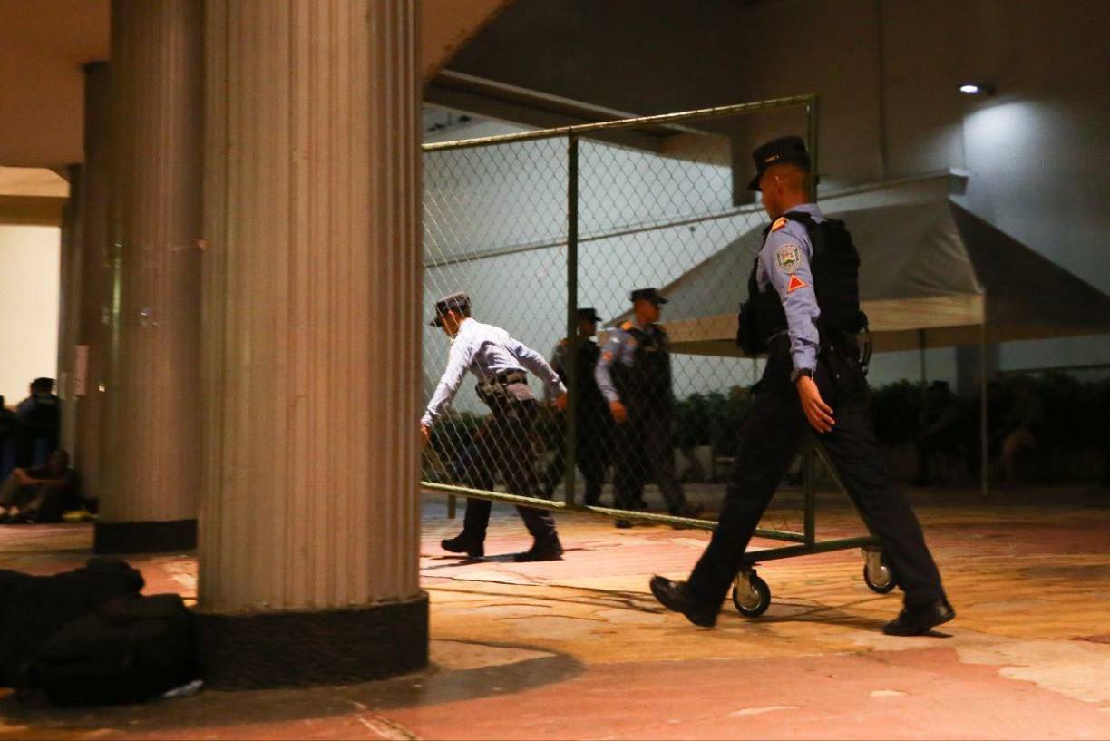 La seguridad policial ha cerrado los accesos internos al Congreso Nacional. 