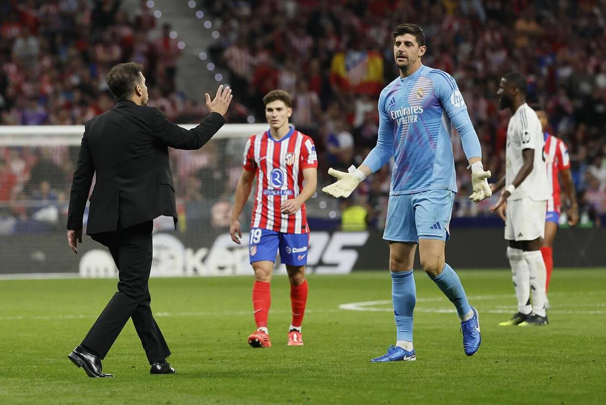 El ‘Cholo’ Simeone se acercó a platicar con Thibaut Courtois tras la suspensión del partido por unos minutos.