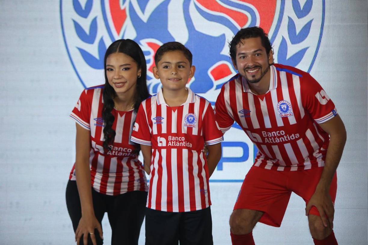 La camisa de visita es prácticamente parecida al de los torneos de inicio de las décadas de los 2000’. Las franjas rojas y blancas irradian la segunda indumentaria.