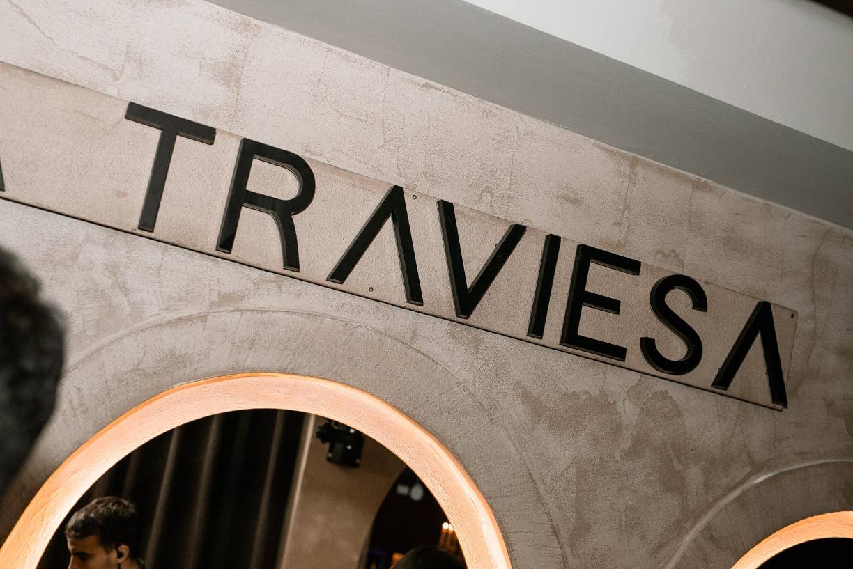 En su interior se pueden leer letreros de luz con los lemas “Solo los traviesos van al cielo” o “es el lugar donde se encuentran el ambiente chic y elegante con las travesuras”.