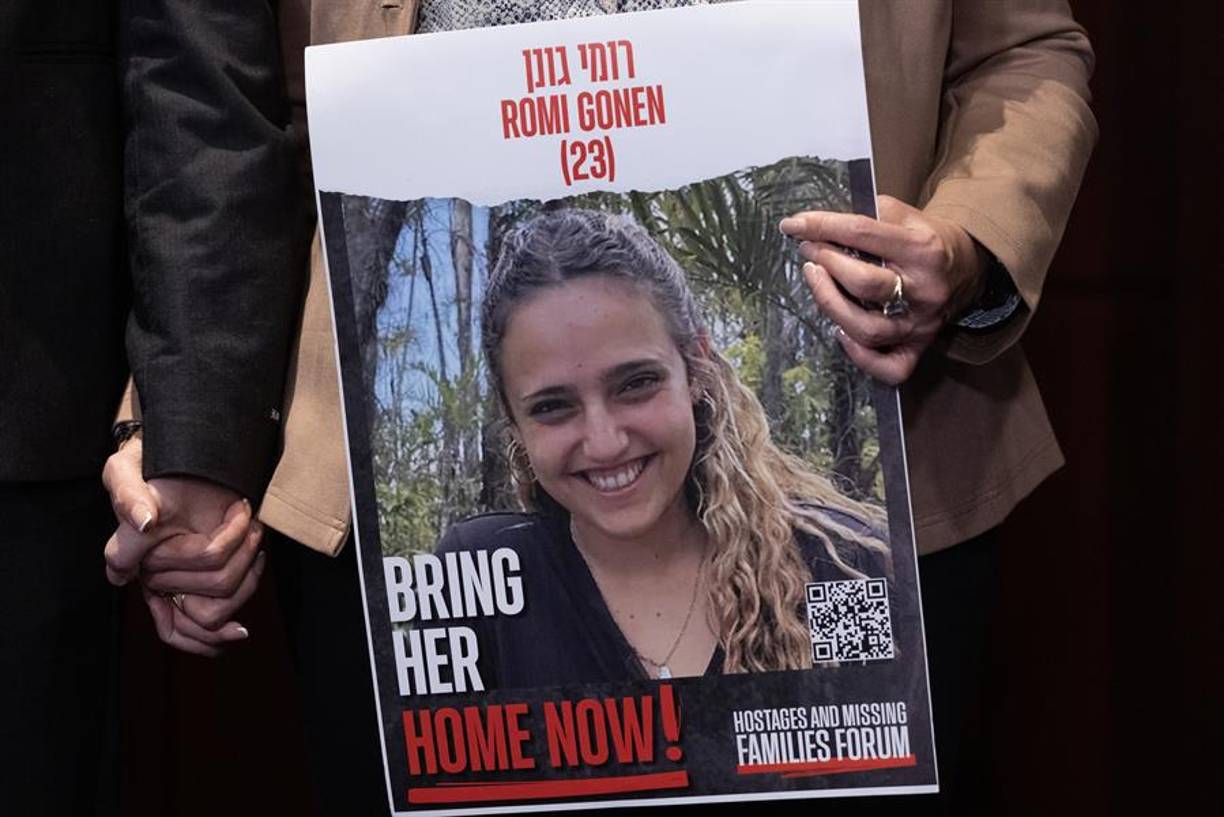 Antes de ser secuestrada, llamó a su madre Meirav, diciéndole que le habían disparado en el festival, donde tres de sus amigos murieron. En declaraciones a medios, su madre expresó en abril de 2024 su temor a que su hija haya sido violada o haya quedado embarazada durante el cautiverio.