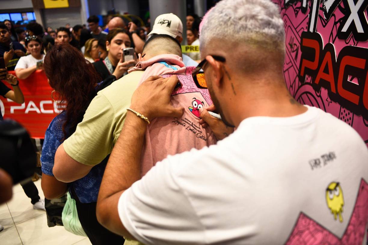 También dejaron su autógrafo en varias camisetas.