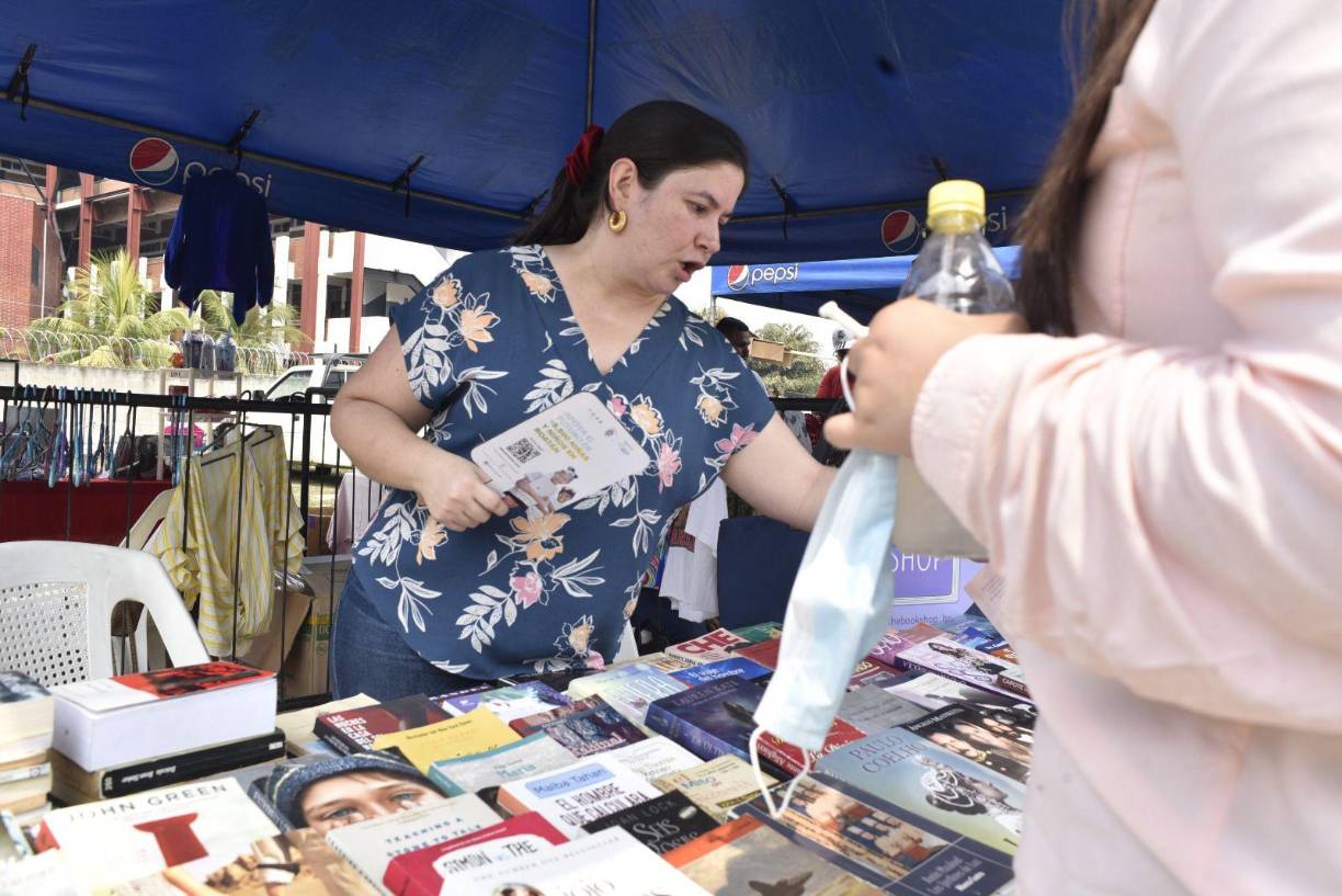 Claudia Sabillón, propietaria de The Bookshop, manifestó que “los libros merecen ser leídos más de una vez”, por lo que invitó a los sampedranos para que visiten su tienda en línea y les den una oportunidad a los libros de segunda mano.