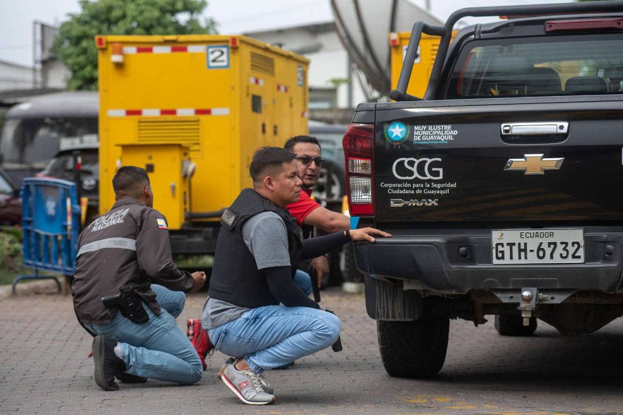 QUI01. GUAYAQUIL (ECUADOR) 09/01/2024.- Policías realizan hoy un operativo en la sede del canal de televisión TC, donde encapuchados armados ingresaron y sometieron a su personal durante una transmisión en vivo, en Guayaquil (Ecuador). Agentes de la Policia Nacional de Ecuador han ingresado en las instalaciones del canal TC Televisión horas después de ser asaltado por un grupo de hombres fuertemente armados que interrumpieron la programación en vivo, amenazando con fusiles, granadas y explosivos a los empleados, y ha detenido al menos a trece personas. EFE/Mauricio Torres 