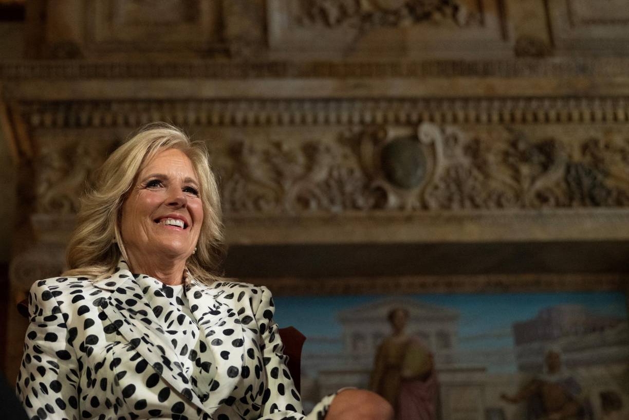  Ausentes o no invitados - El presidente estadounidense Joe Biden estará representado por su esposa, la primera dama Jill Biden. Ausentes o no invitados: Según responsables británicos y estadounidenses, esto se ajusta a los precedentes ya que ningún presidente de Estados Unidos ha asistido nunca a la coronación de un soberano británico. La Casa Blanca insistió en que la ausencia de Biden, conocido por sus raíces irlandesas, “no es un desaire”. Dijo que el presidente y el rey mantienen una “buena relación” y Biden aceptó la invitación de Carlos para realizar una visita de Estado al Reino Unido.