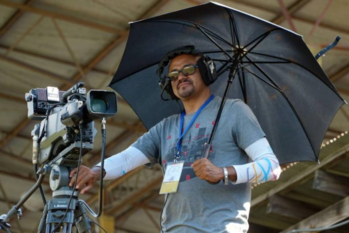 Un camarógrafo aguantando el calor en El Progreso.