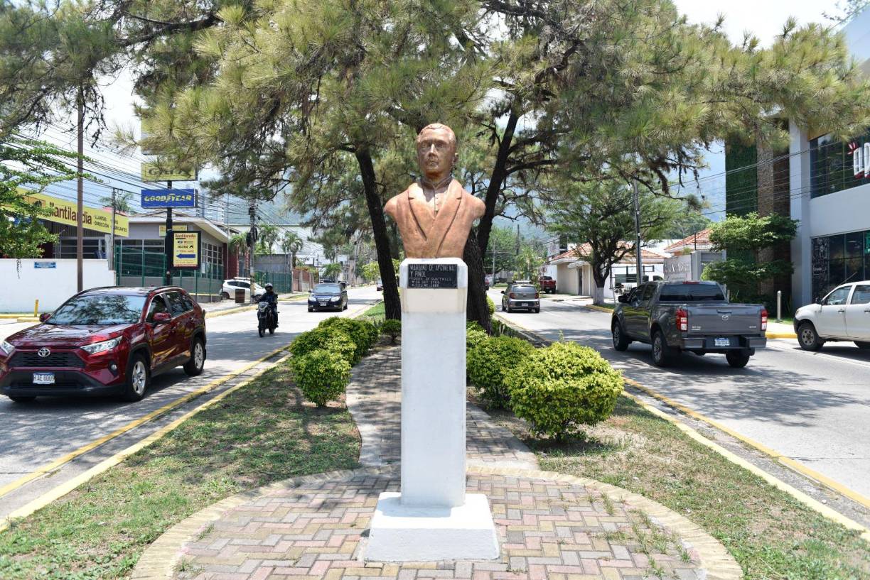 Mariano de Aycinena y Piñol fue un comerciante y político conservador guatemalteco, presidente del Estado de Guatemala de 1827 a 1829. Fue prócer de la independencia de Centroamérica y promovió la anexión de esta al imperio mexicano de Agustín de Iturbide.