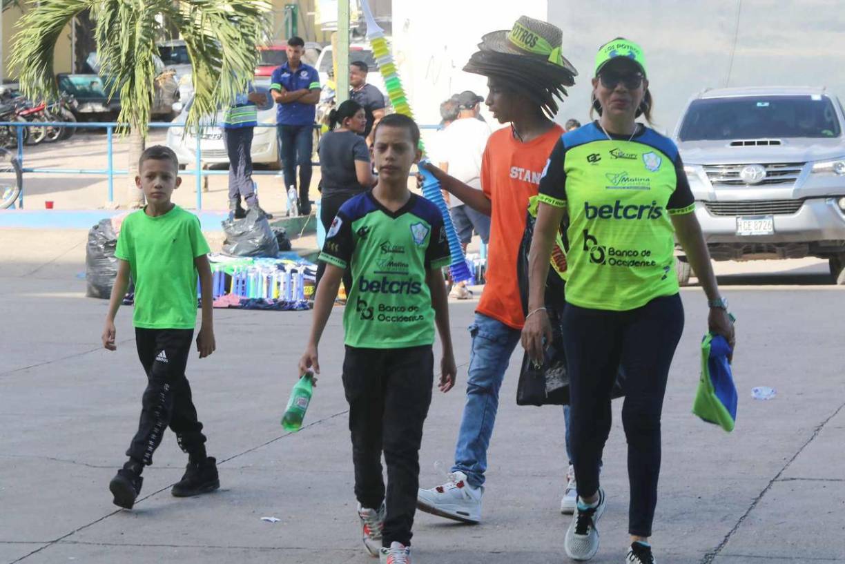 El recinto vivió una tremenda fiesta. Muchos aficionados se hicieron presentes desde tempranas horas para poder disfrutar el duelo.