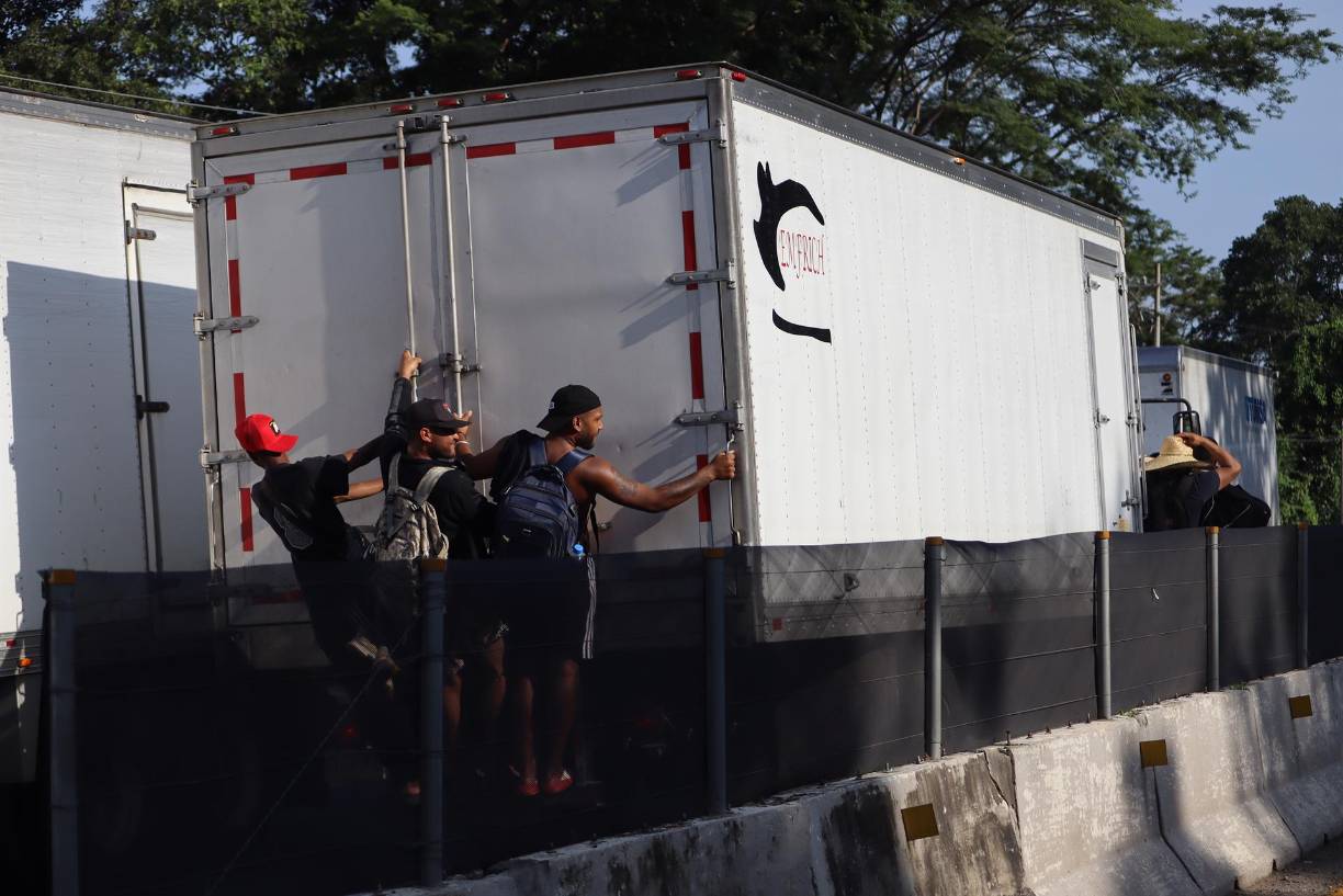 Cansados, agotados, con hambre, sin agua, pero con la esperanza de llegar a la garita migratoria, donde podrán solicitar algún documento, los migrantes de esta caravana pasaron por el segundo retén migratorio de Huehuetán sin la molestia de ninguna autoridad migratoria o la Guardia Nacional.