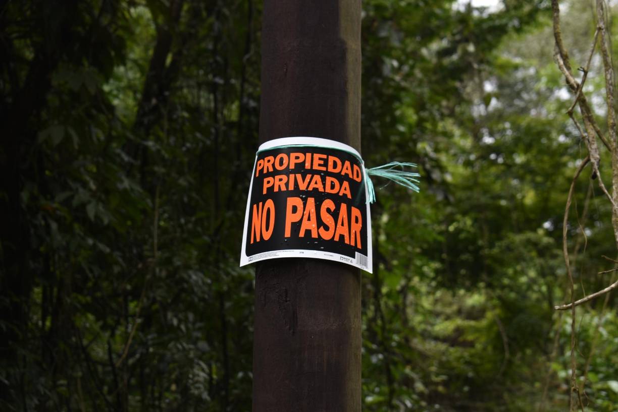 Rótulos colocados en distintos lugares, advierten que los pasos de servidumbre al río son privados. Los que viven en esta zona jamás se habían encontrado con estas restricciones.