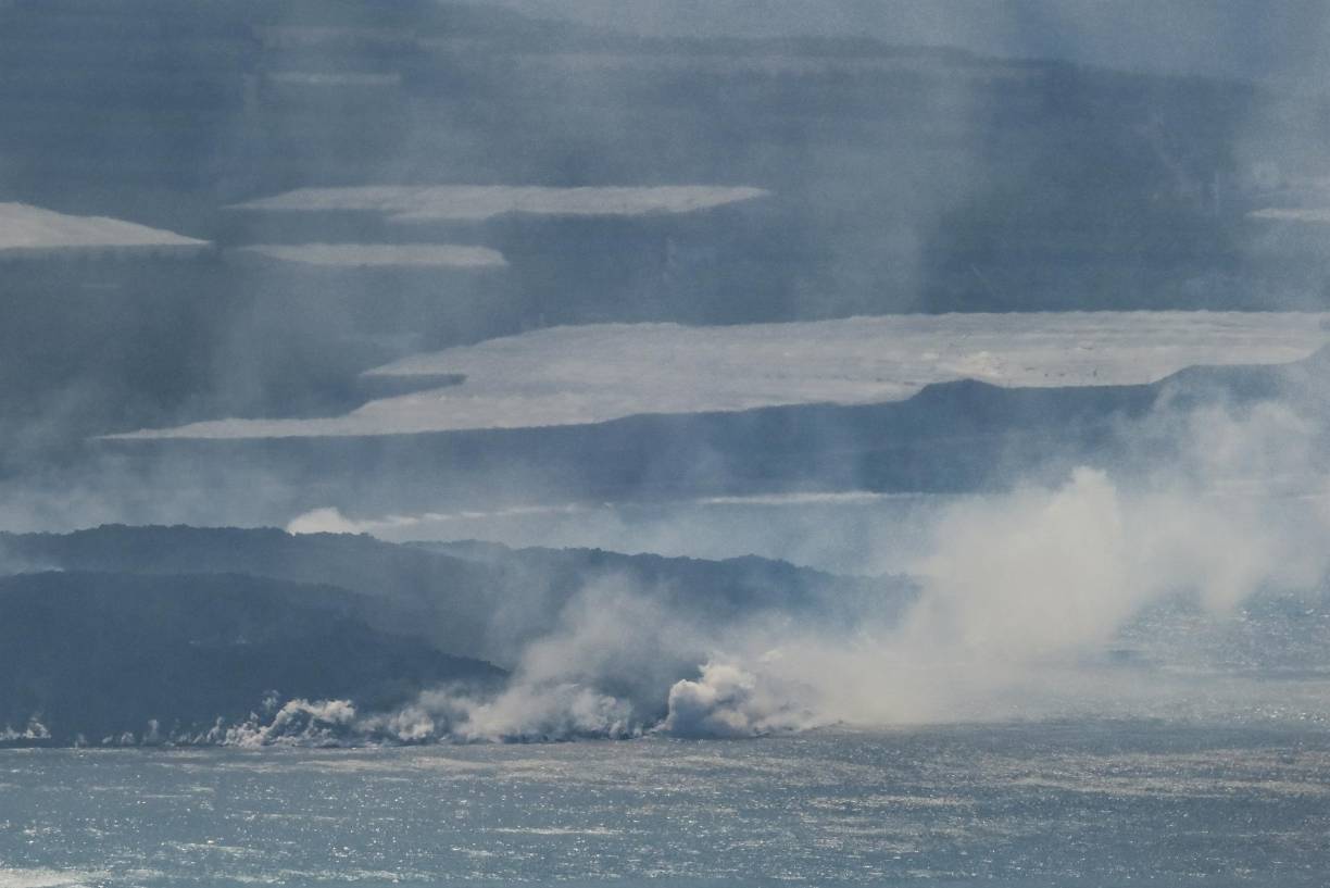 La colada, que alcanzó el océano la noche del martes al miércoles en la costa oeste de la isla del archipiélago atlántico, seguía cayendo sin pausa en el agua, generando “un delta de lava que poco a poco gana terreno al mar”, según señaló el Instituto Español de Oceanografía.