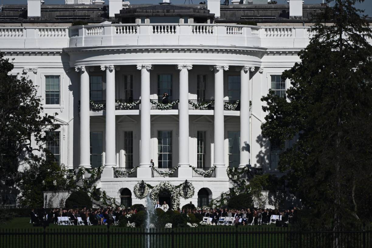 No es inusual que la mansión se adorne para recibir eventos de este tipo. Según la Asociación Histórica de la Casa Blanca, se han celebrado 18 bodas en el lugar, incluyendo la de Tricia, hija del presidente Richard Nixon, en 1971, y la del fotógrafo oficial de Barack Obama, Pete Souza, en 2013. 