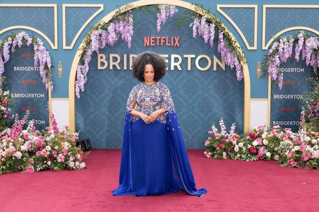 Golda Rosheuvel inspirada en su personaje de reina Charlotte llegó a la alfombra roja con un vestido floral azul de la colección Resort 2024 de Mary Katrantzou.
