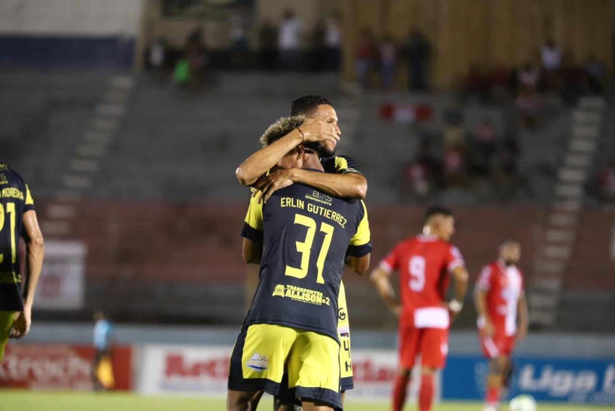 La alegría le duró muy poco al Vida, después de un error en la zona defensiva y Erlin Gutiérrez no lo pensó dos veces para vencer a Quintero con un potente zurdazo, justo para sellar su doblete. 