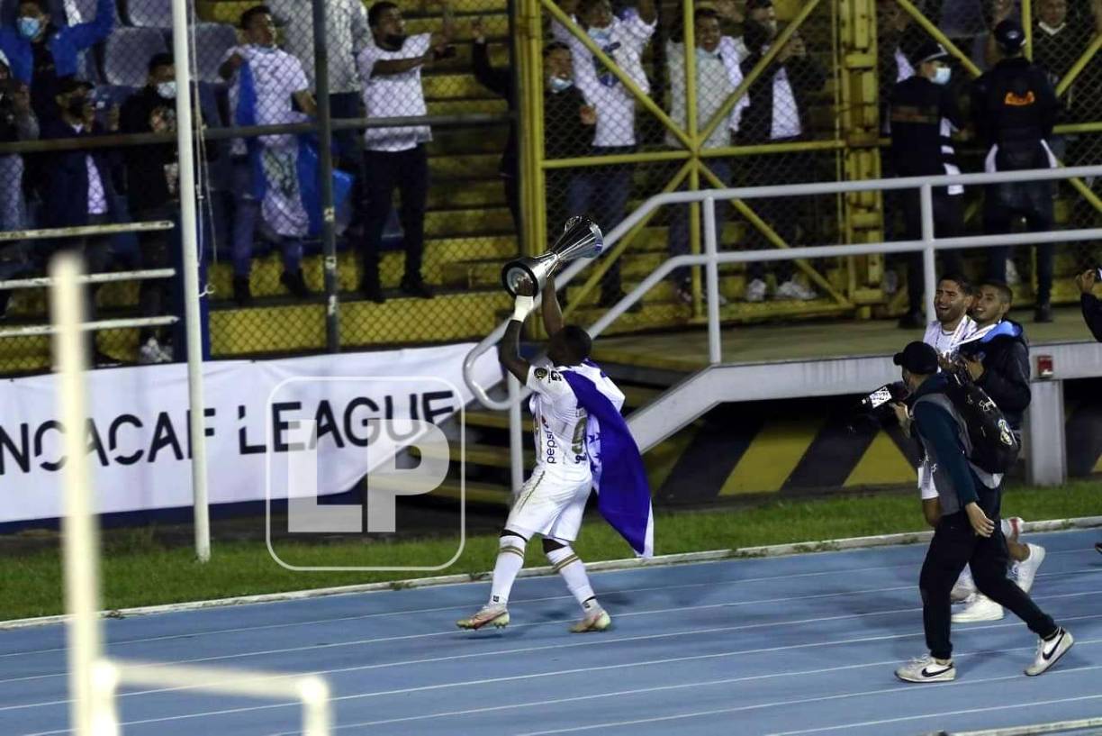El hondureño Júnior Lacayó mostrando la copa de la Liga Concacaf a los aficionados del Comunicaciones.