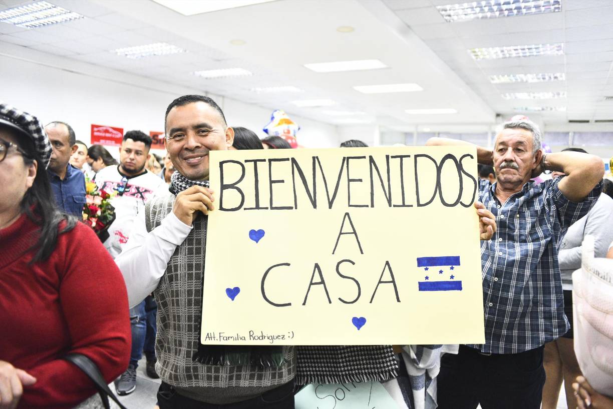 También una pareja de sampedranos llegó al aeropuerto desde las 5:00 am para recibir con pancartas a un grupo de amigos de su iglesia.