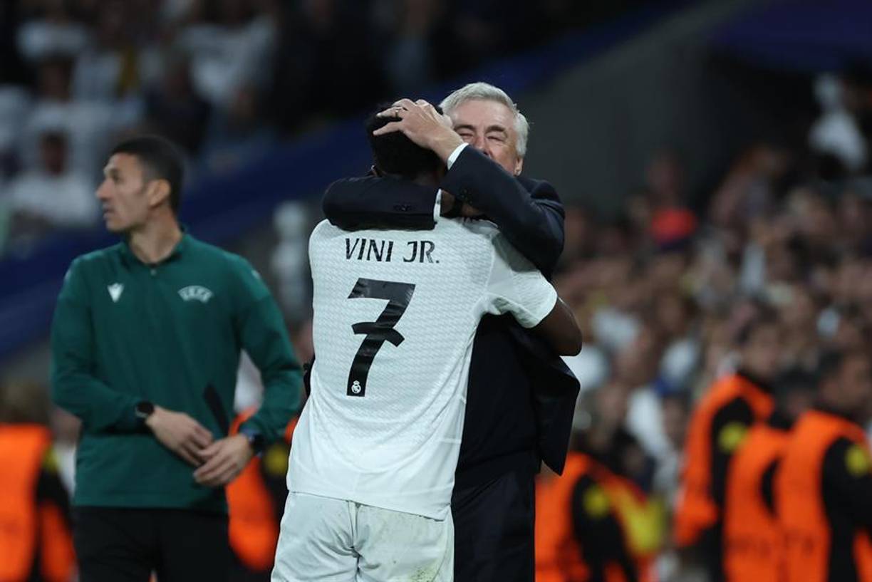 Para cerrar con broche de oro, Vinicius selló su triplete y se fue a celebrarlo con Carlo Ancelotti, el entrenador que siempre ha confiado en sus capacidades.