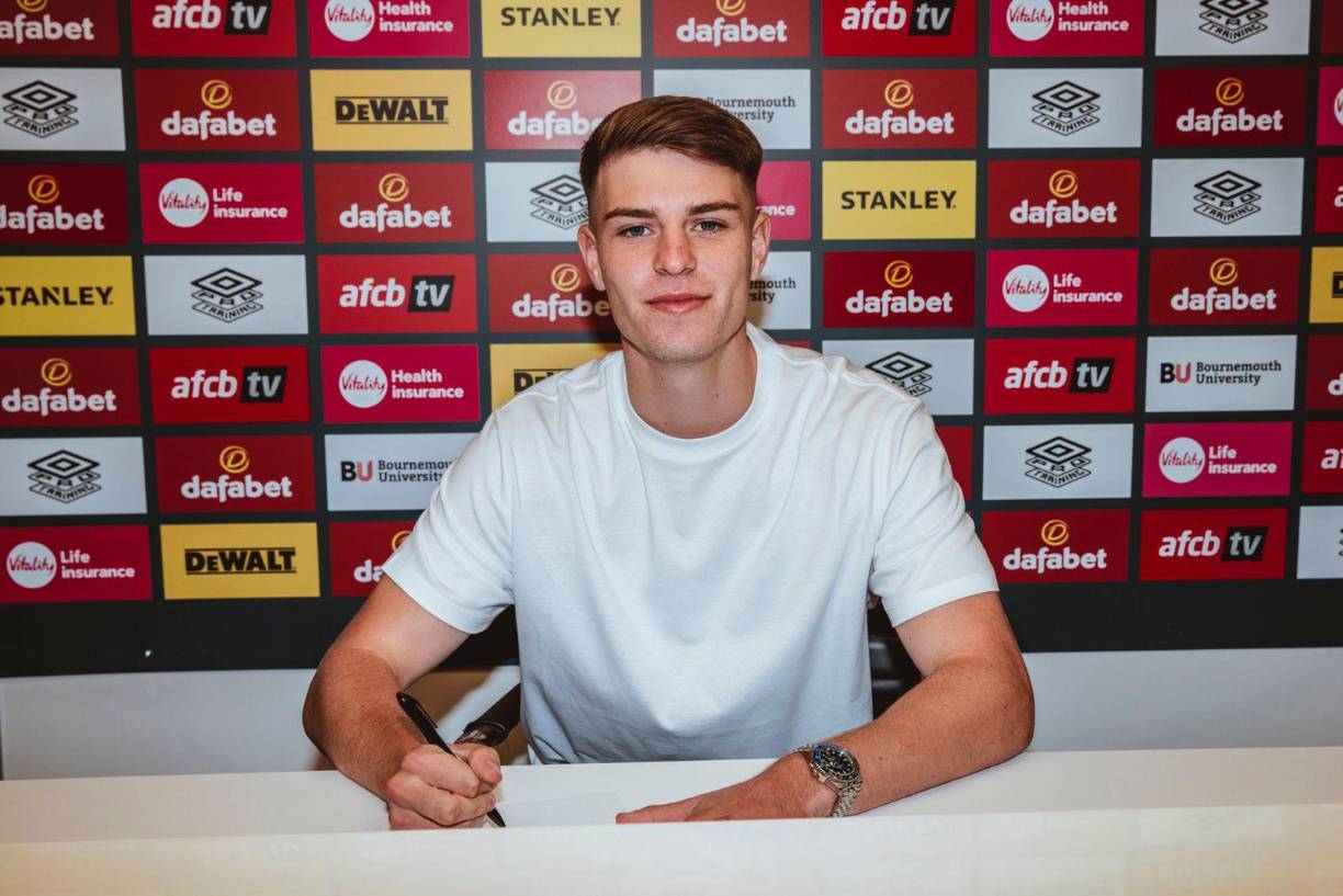 Alex Scott se convierte en nuevo jugador del Bournemouth. El fichaje del futbolista de 19 años costó 23 millones de euros.