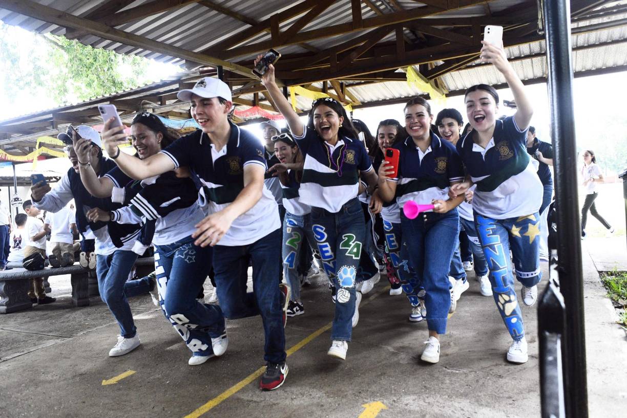 Al finalizar su show de bienvenida, los adolescentes realizaron una entrada triunfal a sus aulas de clase. 