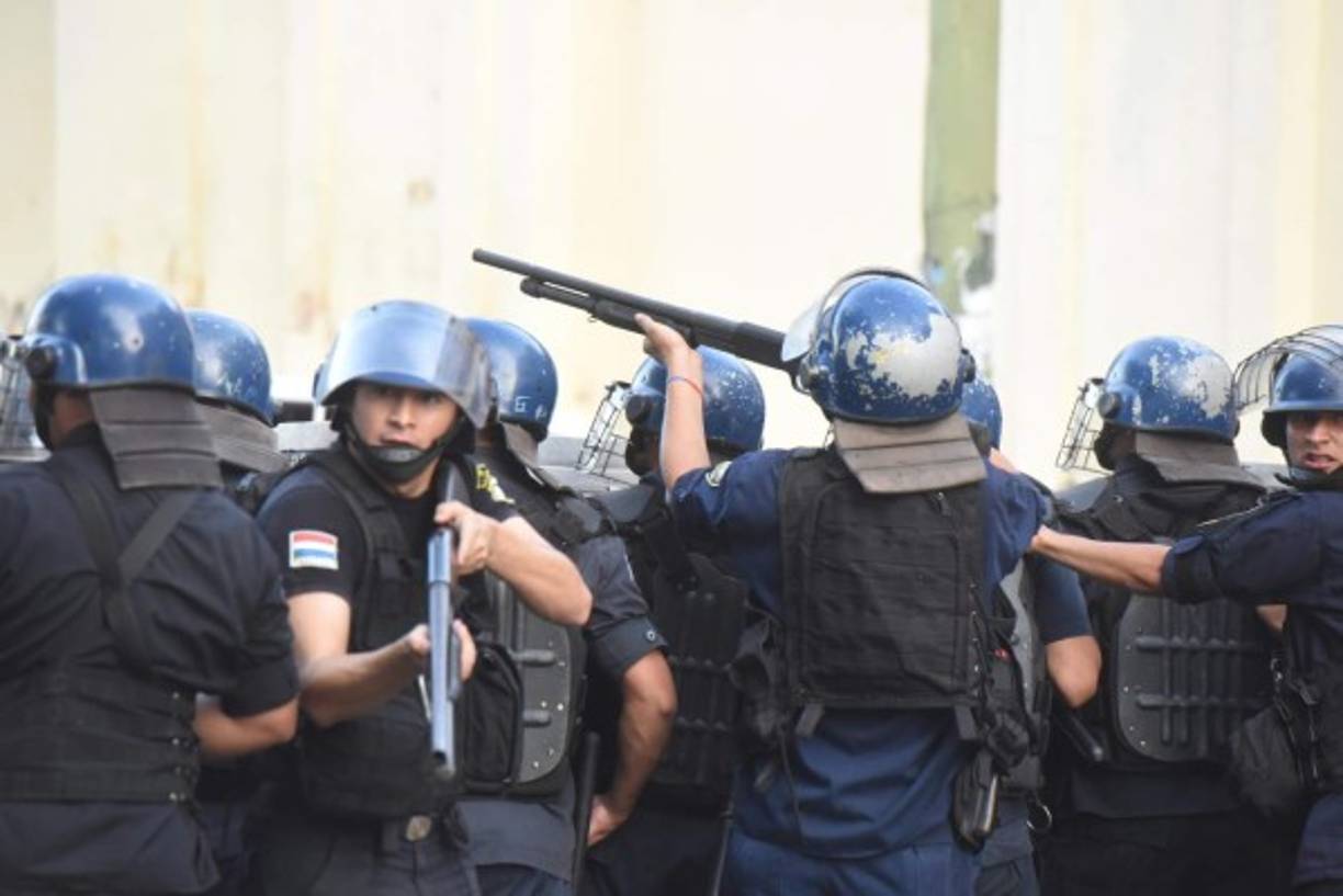 Mucha gente de la Policía fue agredida con piedras por algunos manifestantes, que todavía permanecen en los alrededores del Congreso.