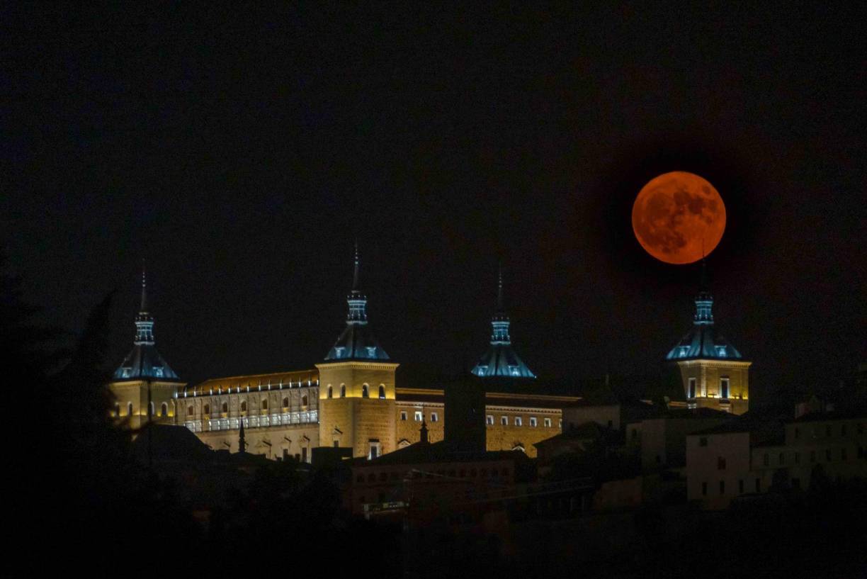 “Es una de las Lunas Llenas más grandes del año. La Luna siempre es hermosa, pero ésta nos toca que va a estar más cerca entonces, se va a ver más brillante, más detallada, más grande que otras en el año”, dijo Pablo Lonnie Pacheco, instructor de astronomía.