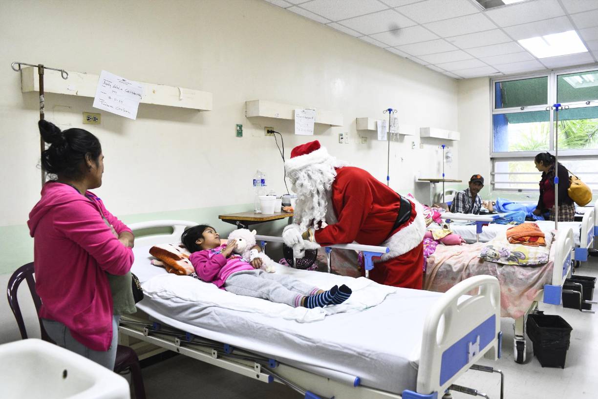 Desde esa fecha, Omar Bueso destina parte de sus ingresos a comprar los juguetes, kits para bebés y adultos mayores, que entrega cada año en Navidad.