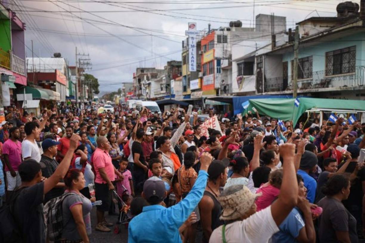 Un grupo de migrantes realizó ayer por la tarde una marcha de protesta en Matías Romero, Oaxaca, donde se encontraba estacionada gran parte de la caravana.