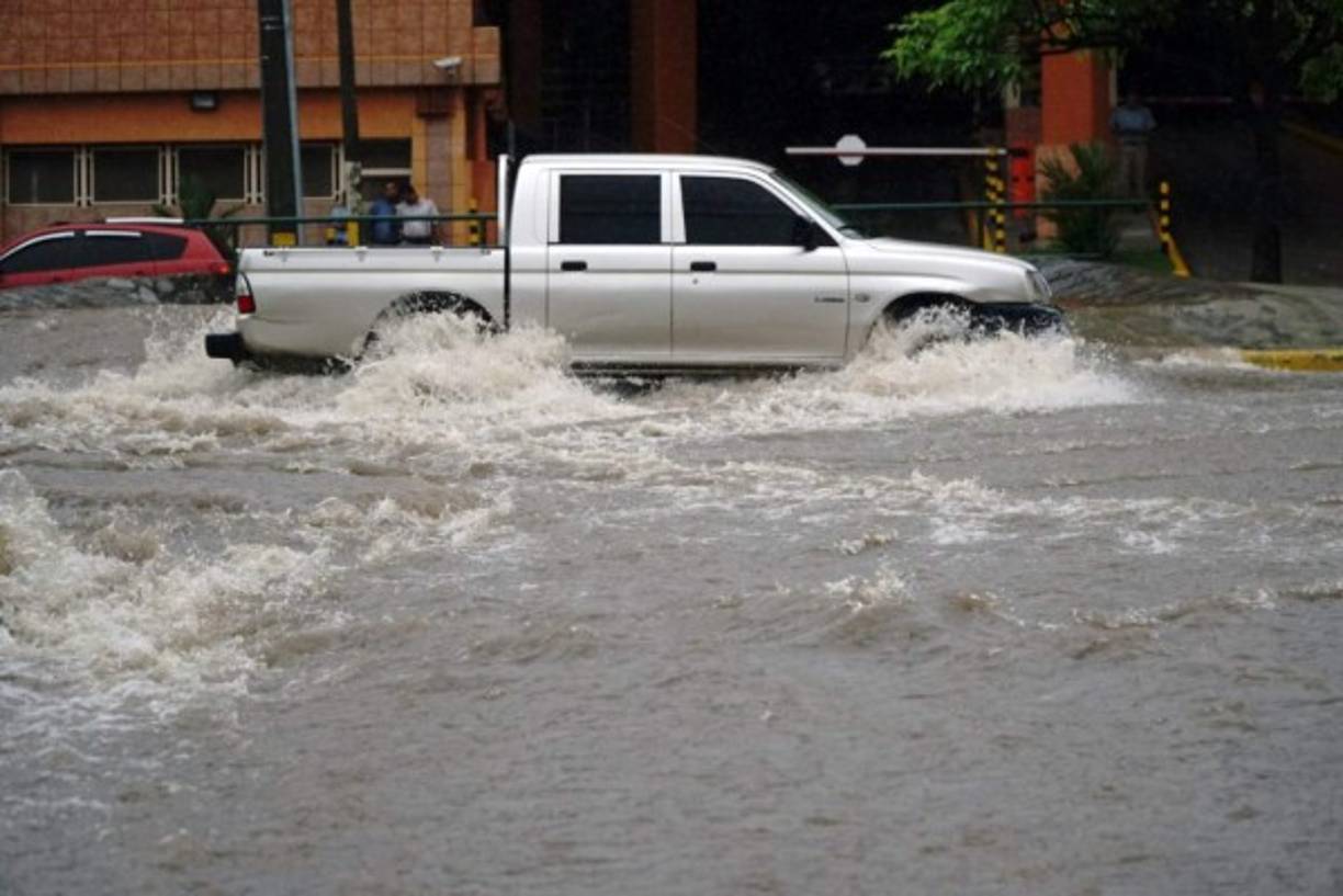 Se recomienda a los conductores transitar con precaución para evitar daños a sus vehículos.