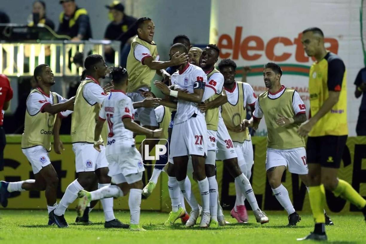 La locura de los jugadores del Olimpia tras el gol de Bengtson.