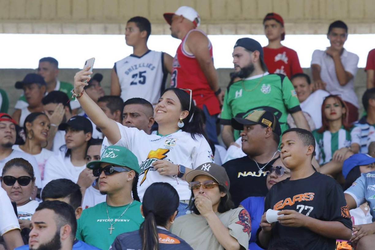 ¡Una selfie para el recuerdo! Esta aficionada aprovechó para tomarse una fotografía antes del inicio del partido.