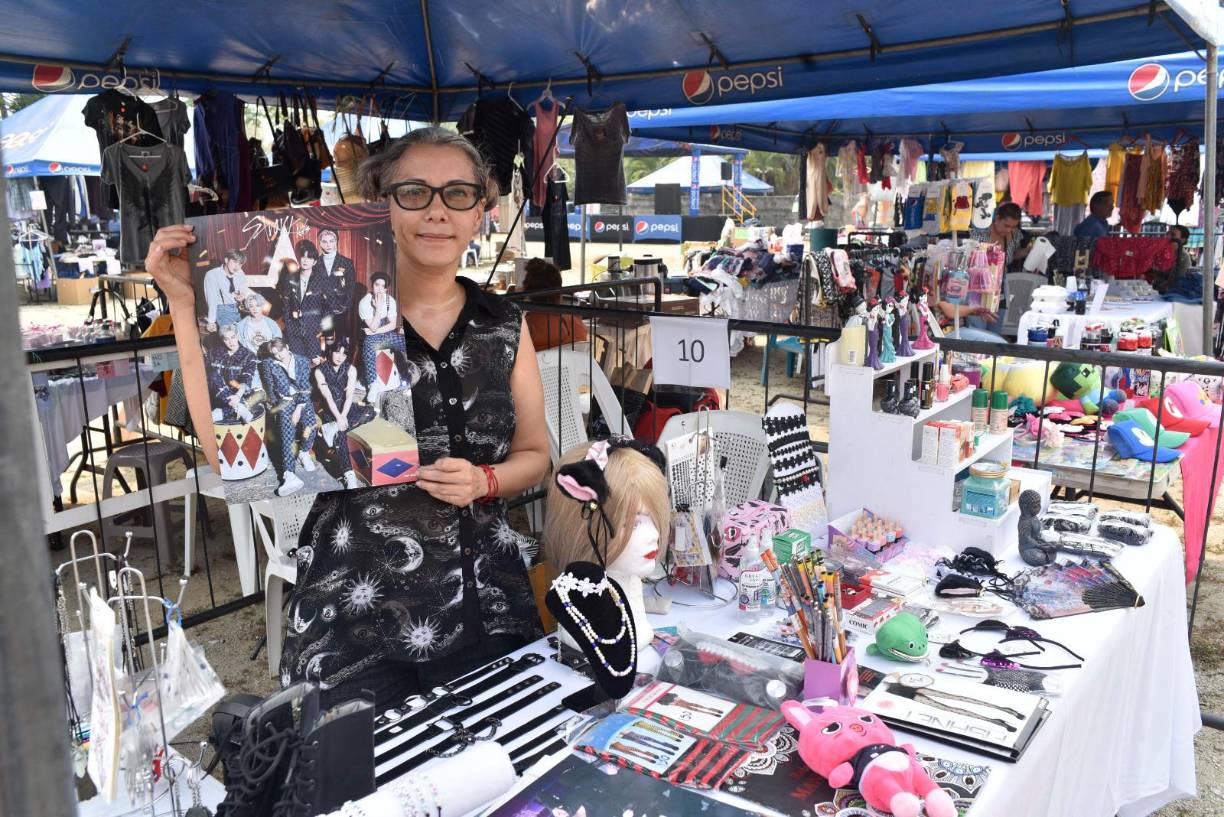 Sandry Chon, una emprendedora de ascendencia asiática, también participó en el Flea Market con su tienda Pinky Sugar Skull, donde vende artículos para los amantes del Rock, Punk, el K-pop y la cultura asiática.