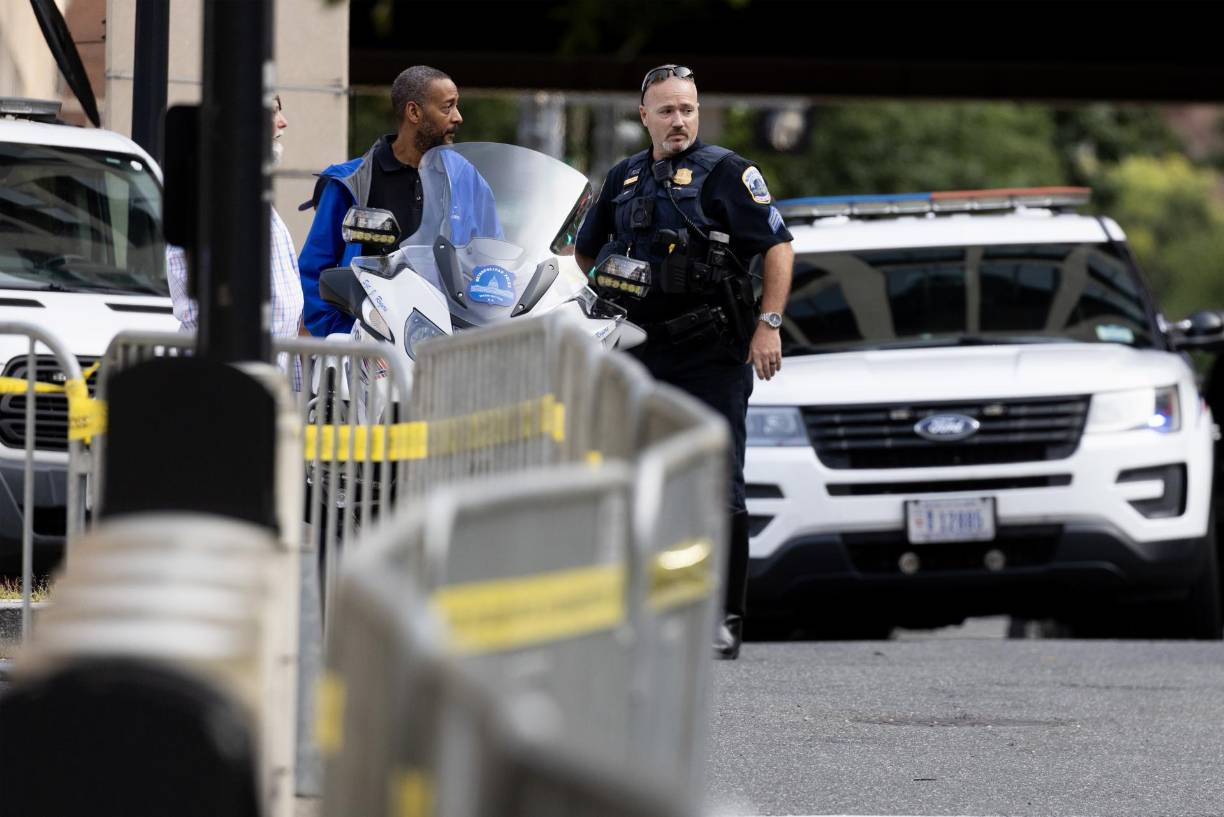 Las fuerzas del orden han colocado barreras metálicas para impedir que la gente se aproxime al edificio, donde solo pueden acceder los empleados y aquellas personas autorizadas tras pasar dos arcos de seguridad. 