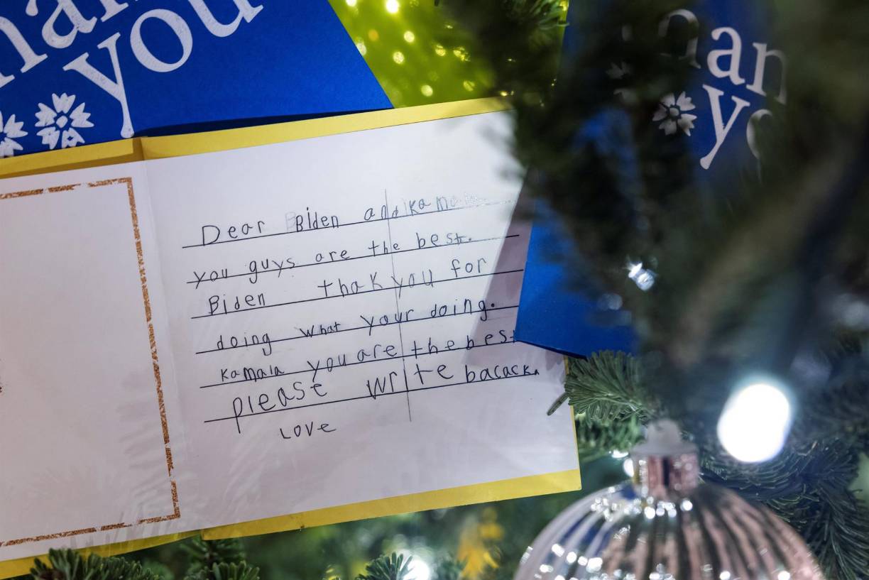 Jill colgó en los árboles navideños varias tarjetas que ha recibido de todas partes del país.