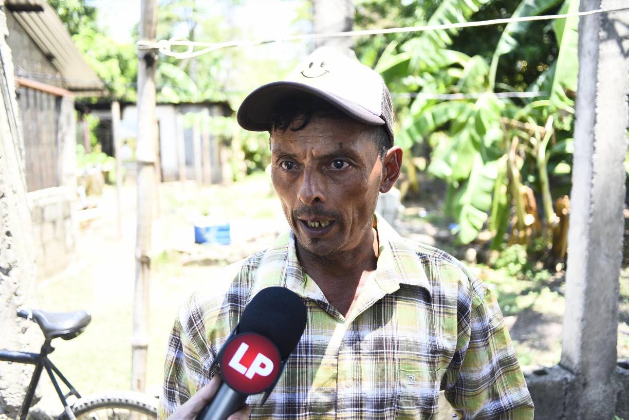 Gran parte de la comunidad asistió a eso de las 12 del mediodía al cementerio general del barrio La Siete para acompañar a don Napoleón Bonilla, padre del menor a darle cristiana sepultura. 