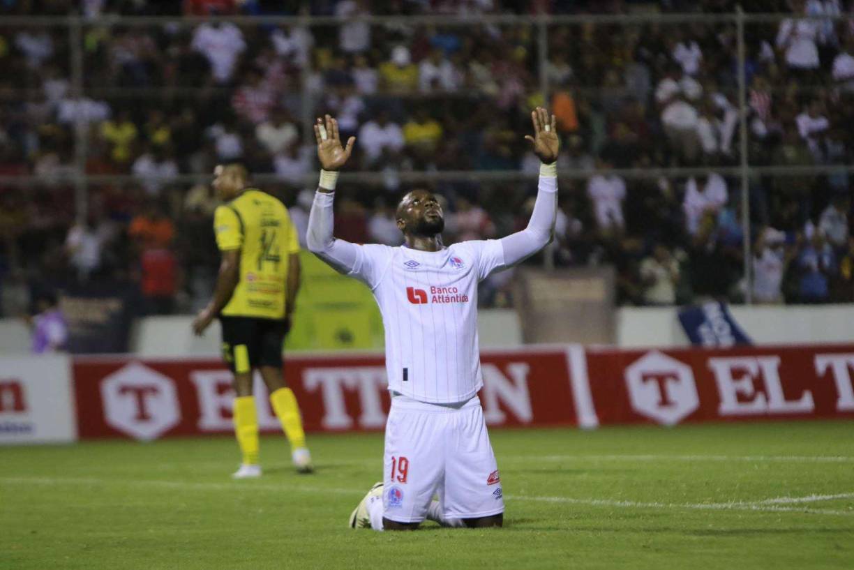 Olimpia fue dominador en la primera parte y fue tanta la insistencia que se encontró con un penal claro, que ejecutó Arboleda al filo del descanso (45+1).