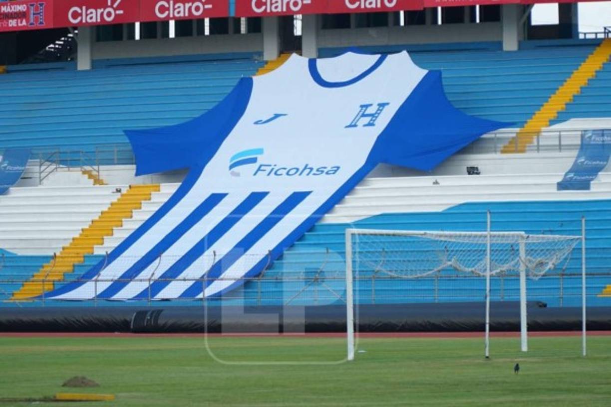 A la grama del recinto deportivo se le hacen los últimos retoques y en las graderías se colocó una gran camiseta de la H.