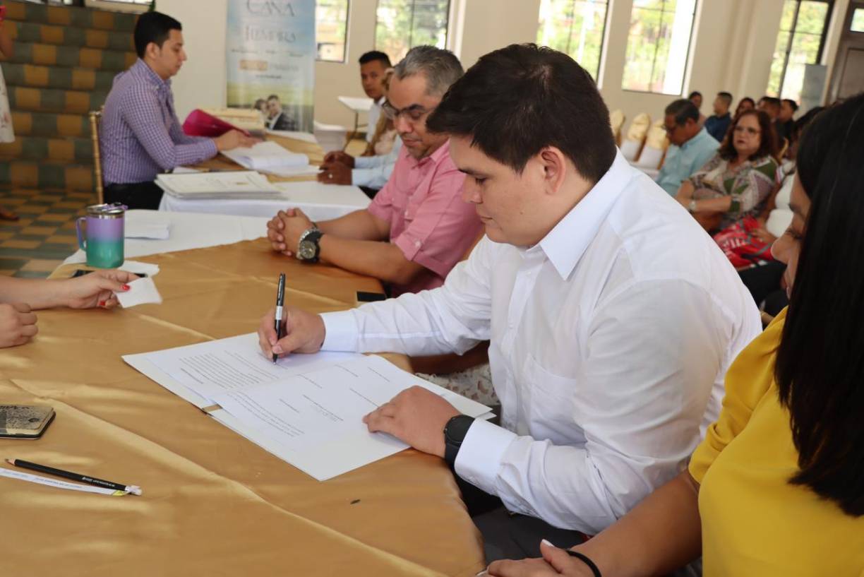 A las 4:10, el Apóstol German Ponce de la Iglesia de Cristo Ebenezer, oficiará la boda eclesiástica de las Bodas de Caná, donde las parejas se unirán en sagrado matrimonio.