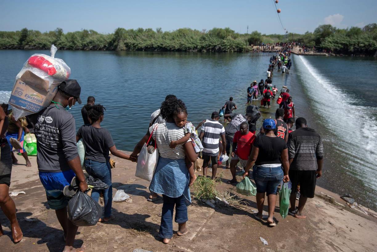 Peor suerte correrán los que llegaron a tierras texanas en los dos últimos días, pues las nuevas medidas de Biden tienen como objetivo reducir rápidamente el número de migrantes en ese campamento con vuelos de regreso a Haití.
