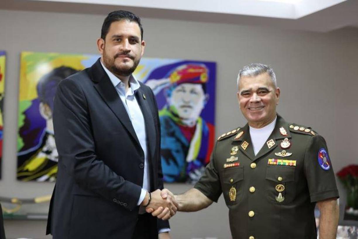 La polémica comenzó cuando Cálix criticó públicamente la reunión entre el ministro de Defensa de Honduras, José Manuel Zelaya, y su homólogo venezolano, Vladímir Padrino. 